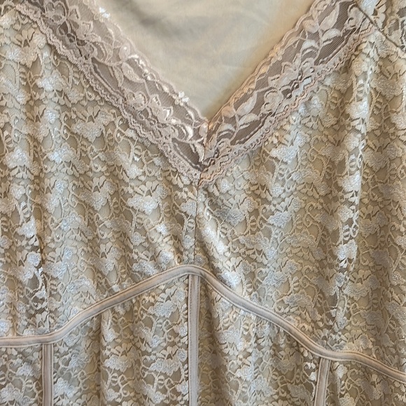 Batch of two Pennington’s ladies dressy tops. - Picture 5 of 7